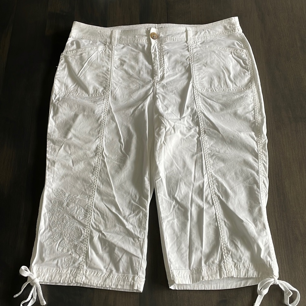 Women’s Croft & Barrow Natural Fit Stretch Capri Pants Size 14 Embroidered Leg